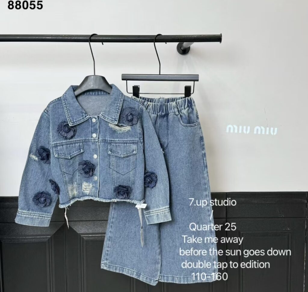 chaqueta detalle flores + jeans