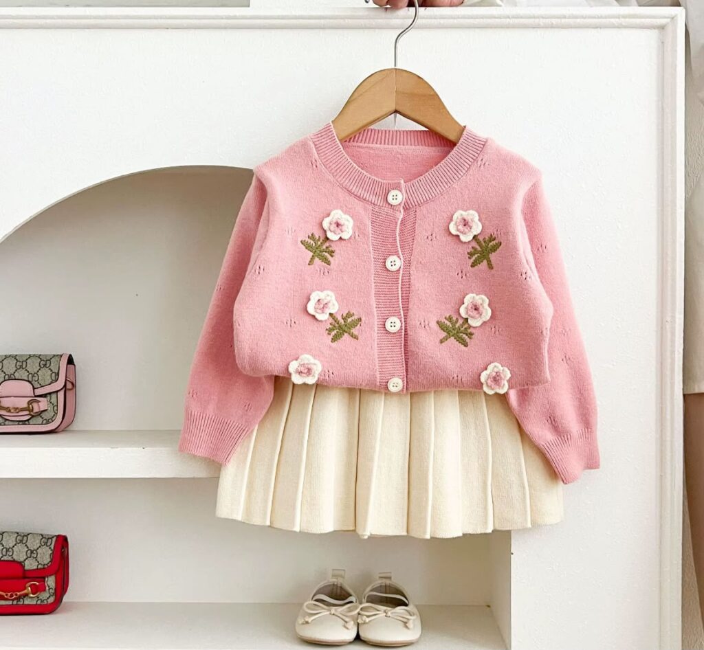 Conjunto Flores Bordadas & Falda Plisada