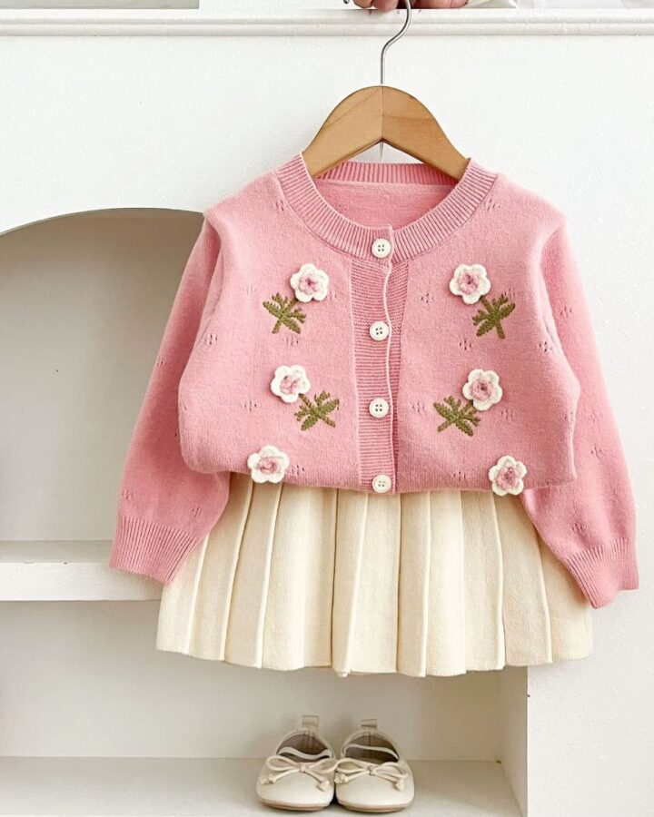 Conjunto Flores Bordadas & Falda Plisada